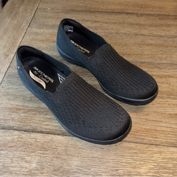 Skechers Air-Cooled Arch Fit Sneakers NEW - Picture 1 of 8